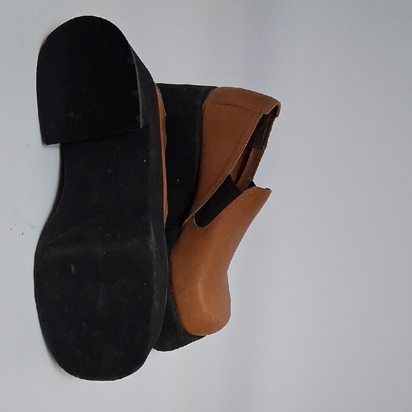 Women's Tan Platform Shoes - Picture 2 of 2